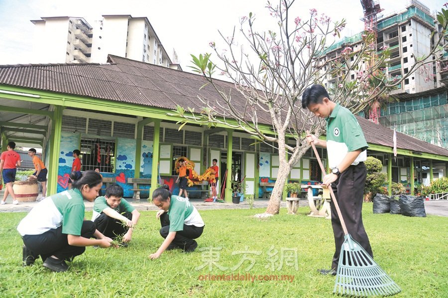 学生们一大清晨便开始忙里忙外地打扫庭院，扫地除草通通难不倒他们。